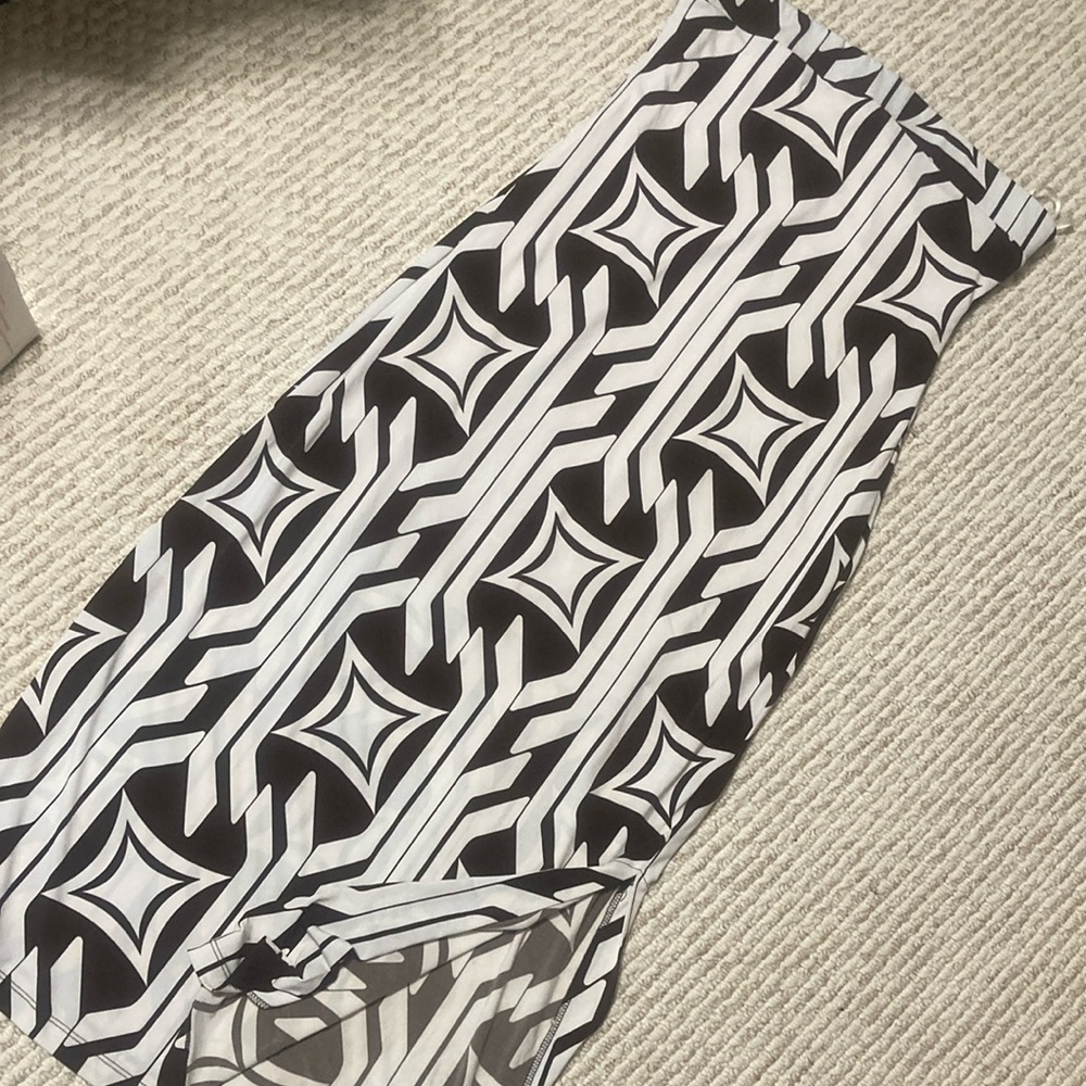 ⭐️⭐️ Brown and White Strapless Dress with Geometric Pattern - size L